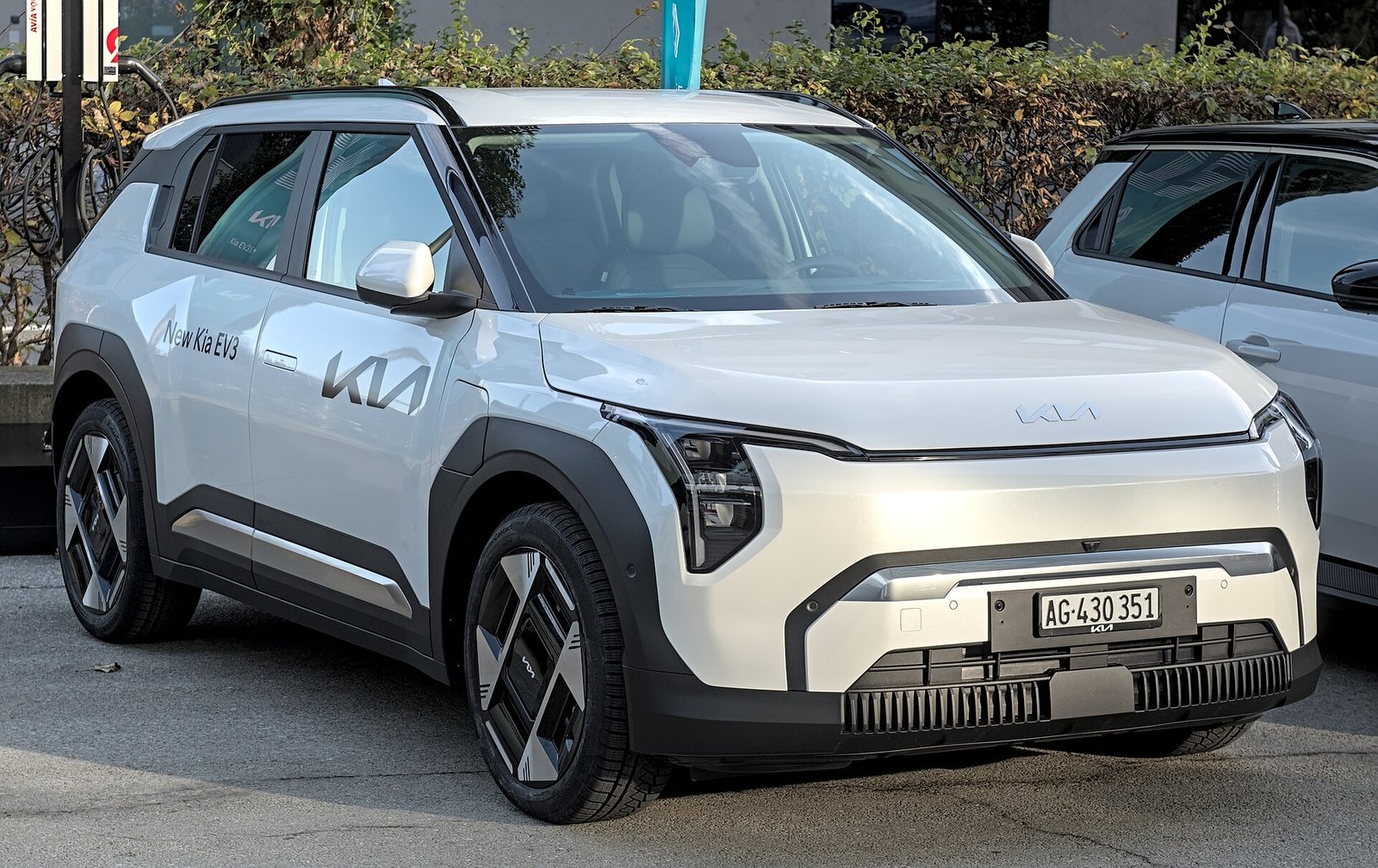 Kia EV3 elölről, fehér színben