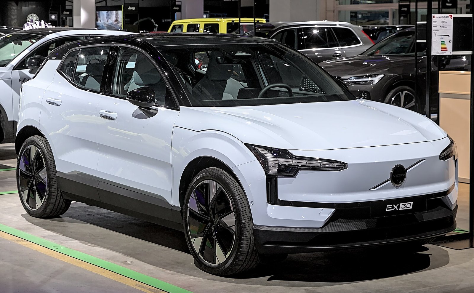 Volvo EX30 elölről, világos színben